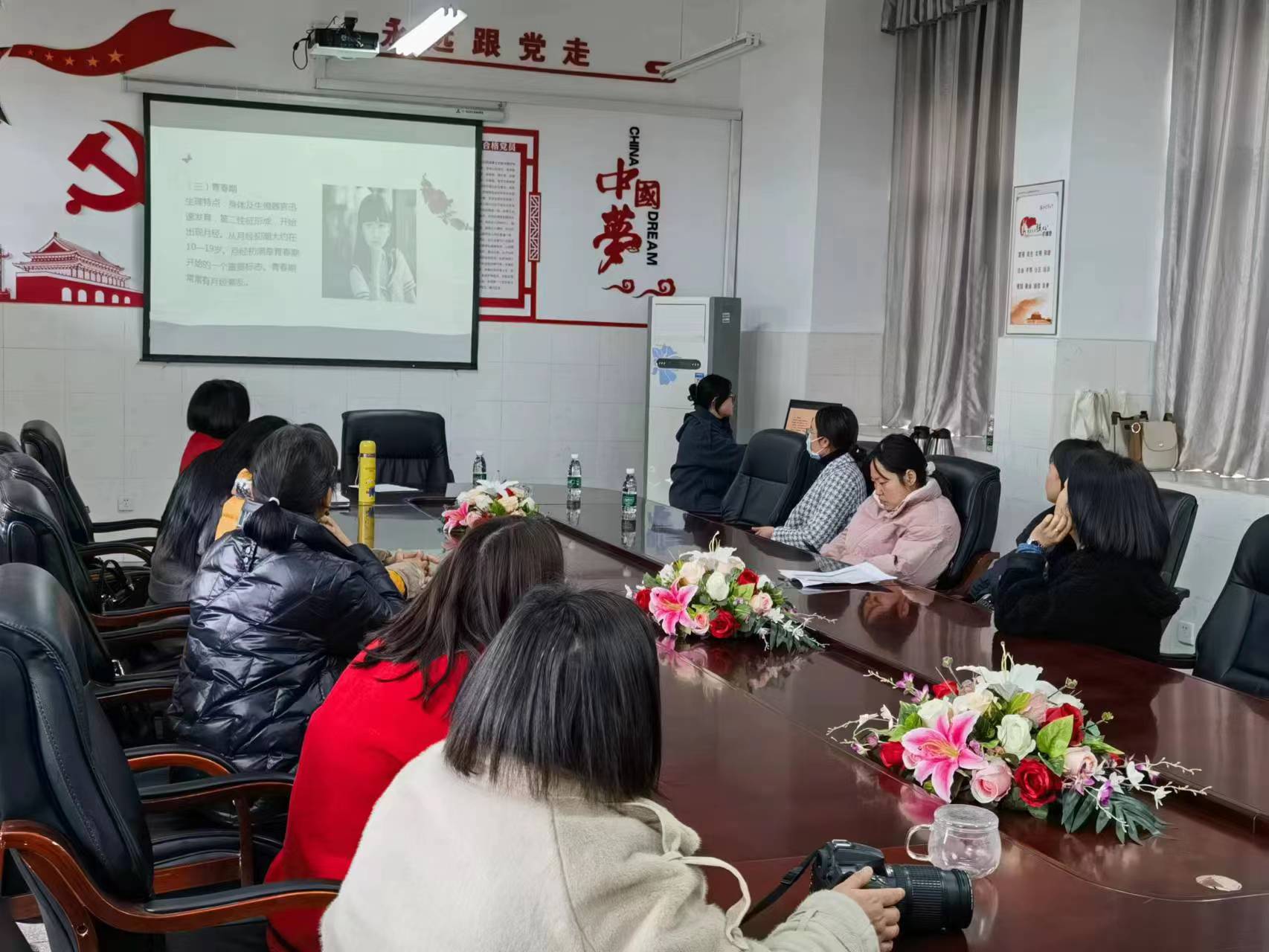 2月28日下午，婦兒?？坡?lián)盟婦產(chǎn)科主治醫(yī)師王雪梅受邀到深雪堂初中為校園工作人員講解女性健康知識(shí)講座。.jpg