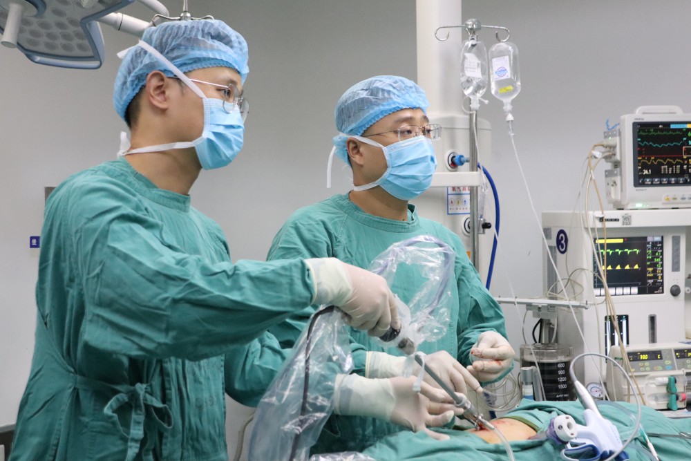 11月24日，我院普外胸外泌尿外科成功為八旬老人實施了腹腔鏡下右側(cè)無功能腎切除術(shù)。.jpg