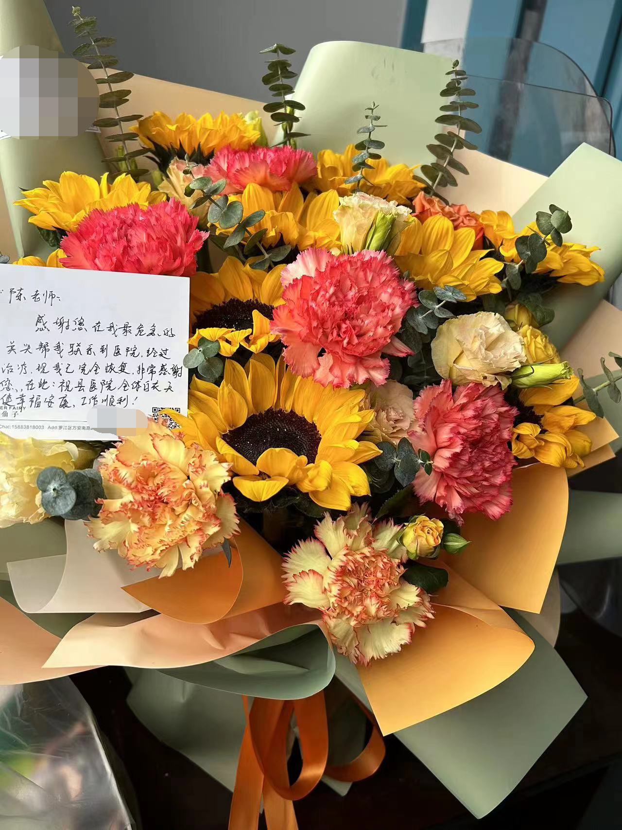 2月1日上午，一束美麗的鮮花送到的內(nèi)一科主治醫(yī)師陳冬晴手中，陳老師正疑惑，后看見隨花附帶的卡片，原來是她曾經(jīng)的患者洪先生送來的。.jpg